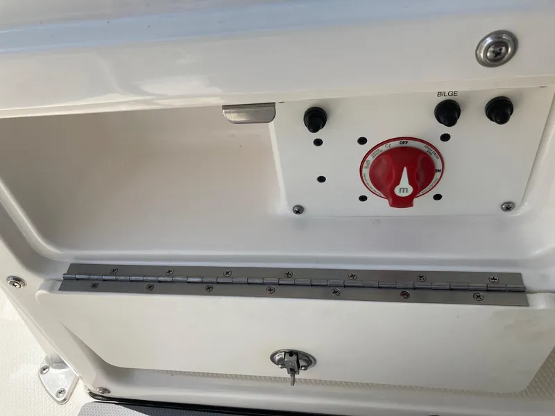 Slide: The Image of Robalo R200 Center Console 2024 - 11