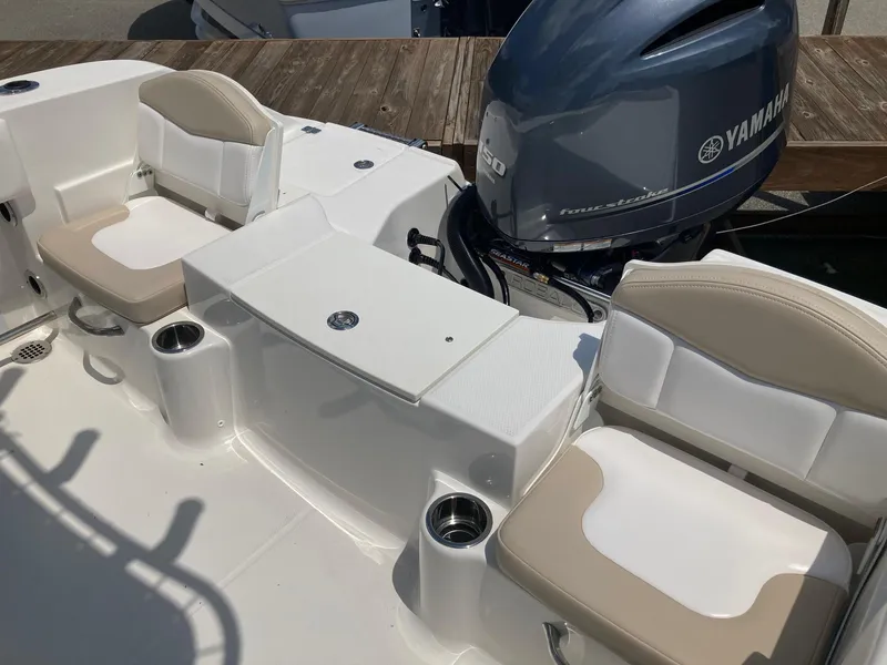 Slide: The Image of Robalo R200 Center Console 2024 - 13