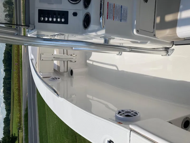 Slide: The Image of Robalo R200 Center Console 2024 - 15