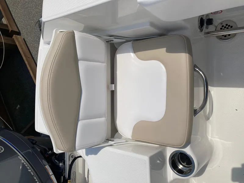 Slide: The Image of Robalo R200 Center Console 2024 - 16