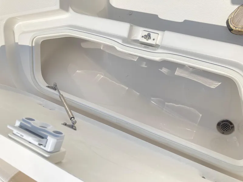 Slide: The Image of Robalo R200 Center Console 2024 - 6