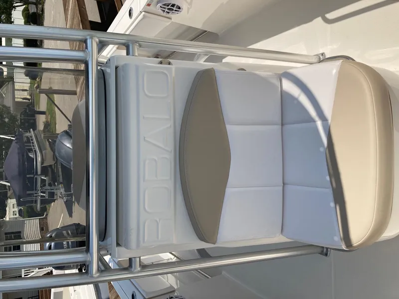 Slide: The Image of Robalo R200 Center Console 2024 - 8