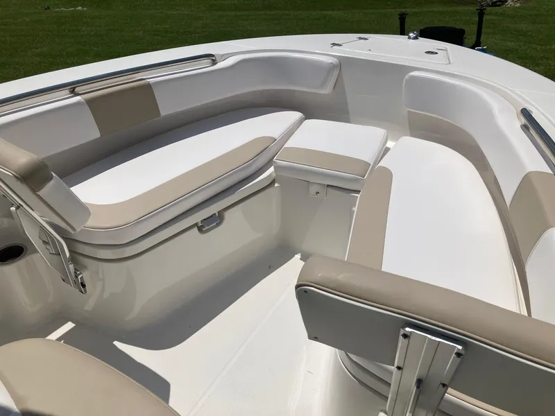 Slide: The Image of Robalo R200 Center Console 2024 - 9