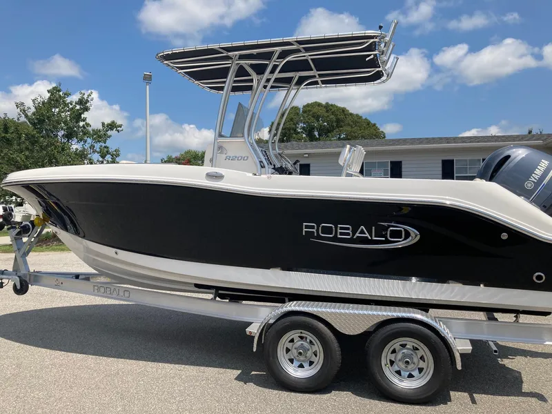 Slide: The Image of Robalo R200 Center Console 2024 - 0