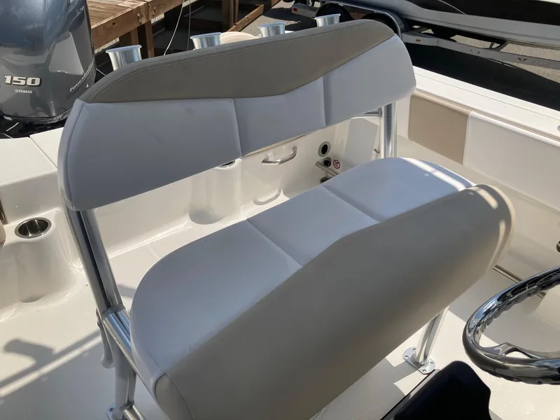 Slide: The Image of Robalo R200 Center Console 2024 - 11