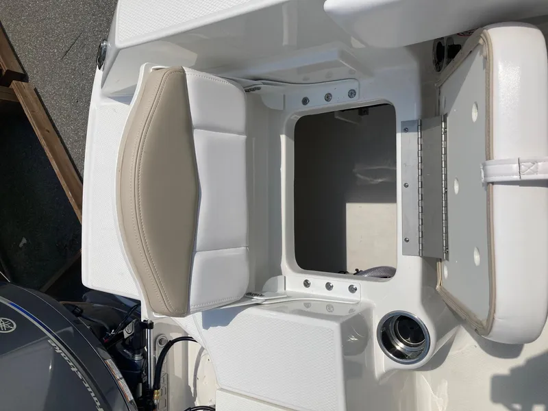 Slide: The Image of Robalo R200 Center Console 2024 - 13