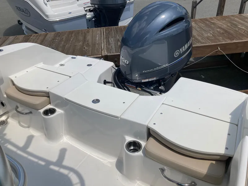 Slide: The Image of Robalo R200 Center Console 2024 - 14