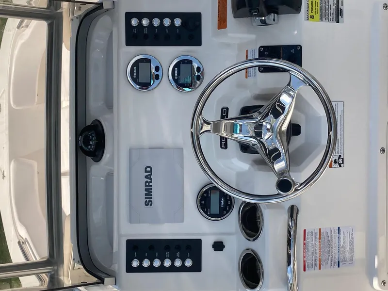 Slide: The Image of Robalo R200 Center Console 2024 - 17