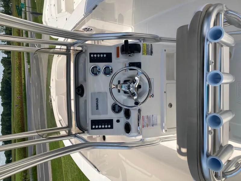 Slide: The Image of Robalo R200 Center Console 2024 - 18