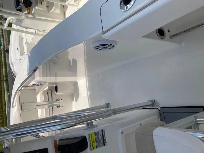 Slide: The Image of Robalo R200 Center Console 2024 - 19