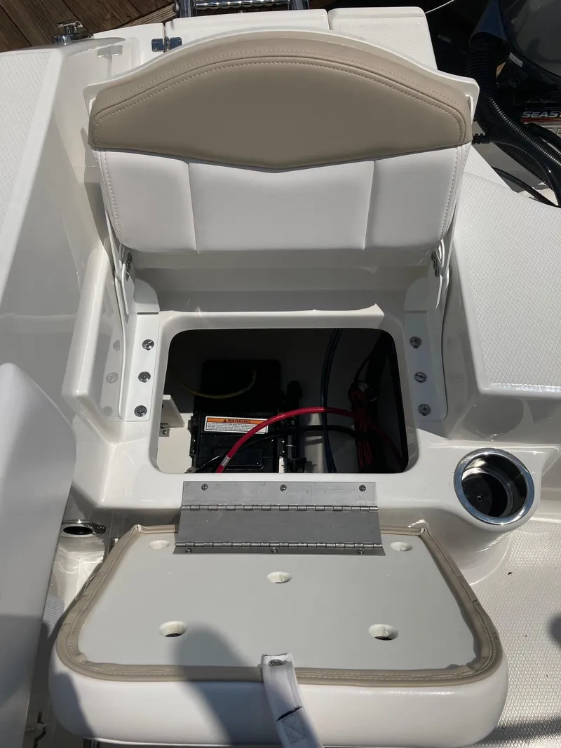 Slide: The Image of Robalo R200 Center Console 2024 - 3