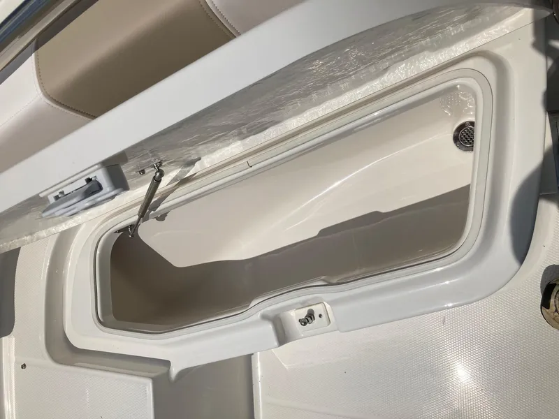 Slide: The Image of Robalo R200 Center Console 2024 - 4