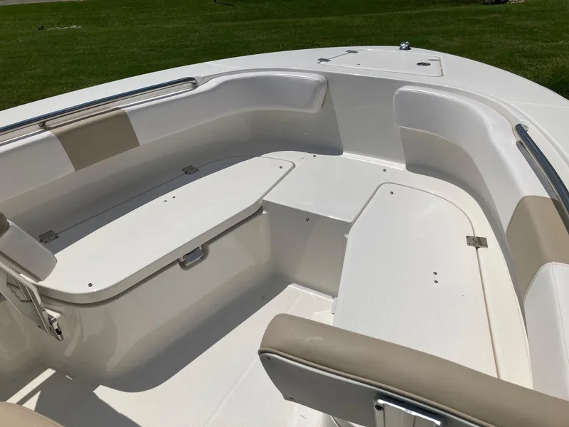Slide: The Image of Robalo R200 Center Console 2024 - 6