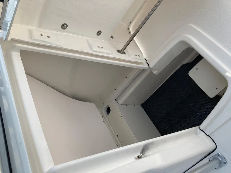 Slide: The Image of Robalo R200 Center Console 2024 - 9