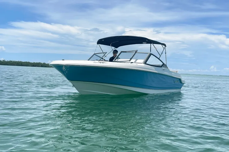 Slide: The Image of Boston Whaler 210 Vantage 2025 - 10