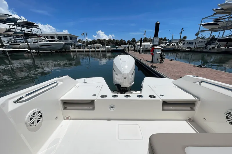 Slide: The Image of Boston Whaler 210 Vantage 2025 - 13