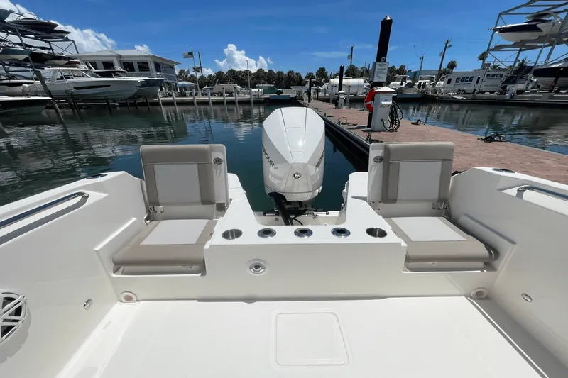Slide: The Image of Boston Whaler 210 Vantage 2025 - 14