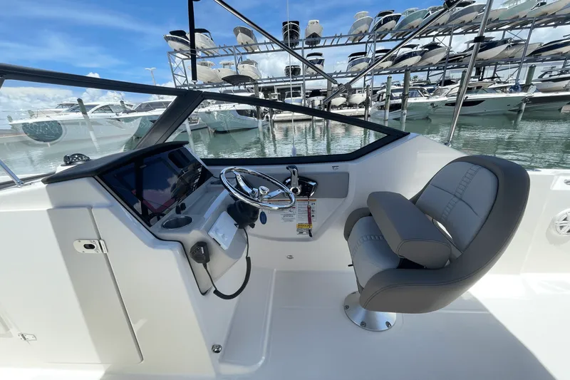 Slide: The Image of Boston Whaler 210 Vantage 2025 - 18