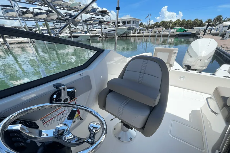 Slide: The Image of Boston Whaler 210 Vantage 2025 - 19