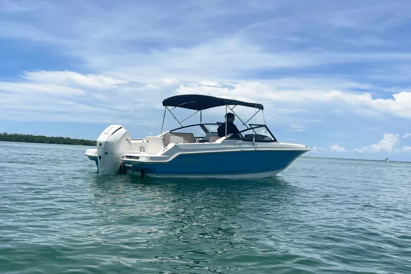 Slide: The Image of Boston Whaler 210 Vantage 2025 - 2