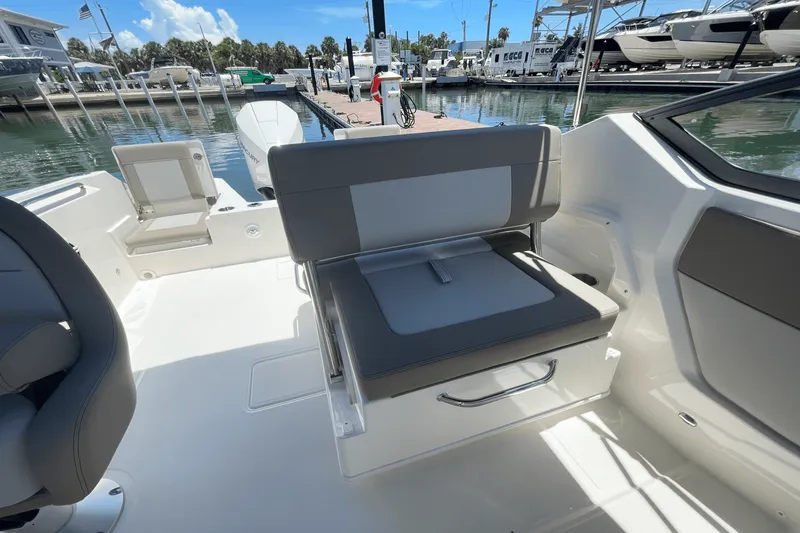 Slide: The Image of Boston Whaler 210 Vantage 2025 - 23