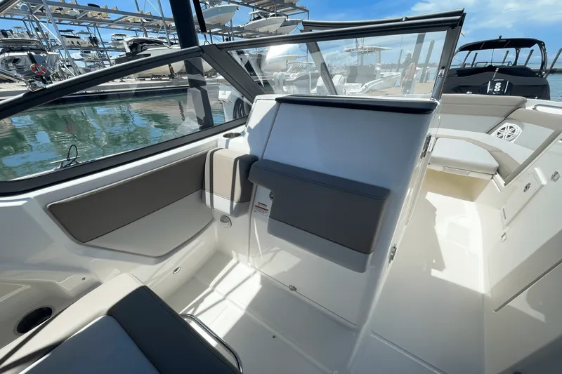 Slide: The Image of Boston Whaler 210 Vantage 2025 - 24