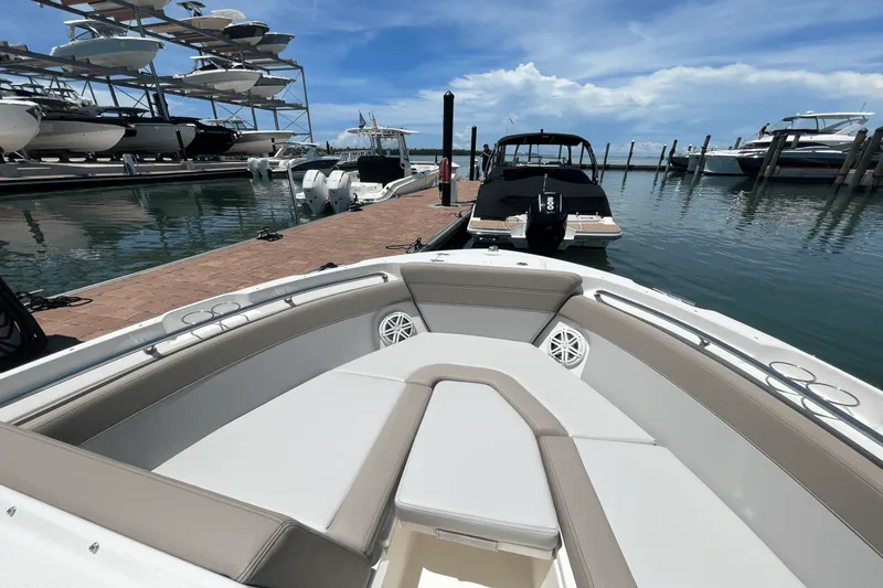 Slide: The Image of Boston Whaler 210 Vantage 2025 - 27