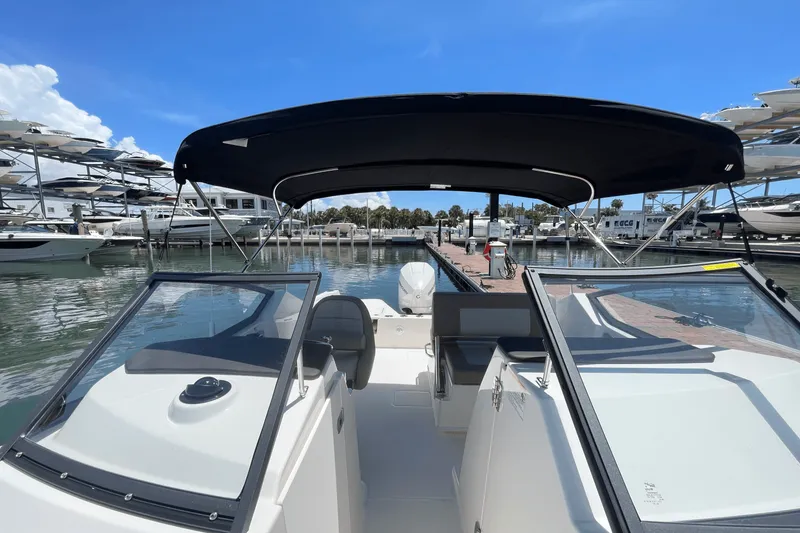 Slide: The Image of Boston Whaler 210 Vantage 2025 - 28