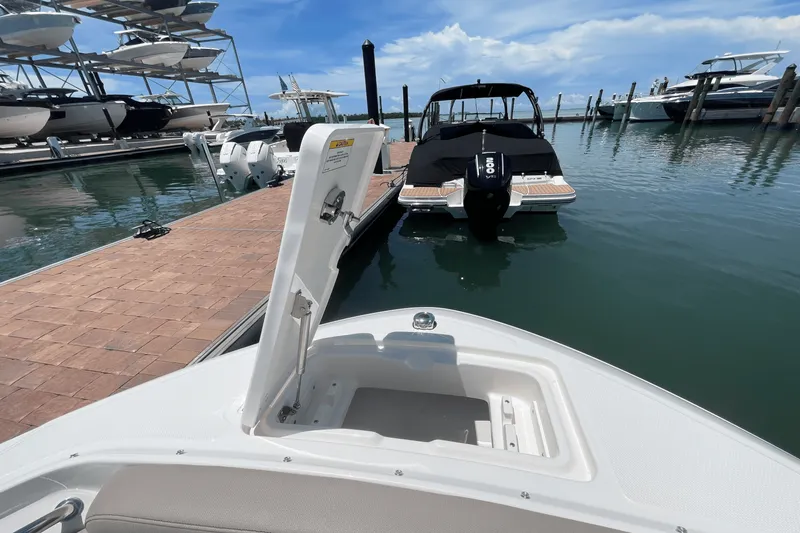 Slide: The Image of Boston Whaler 210 Vantage 2025 - 29