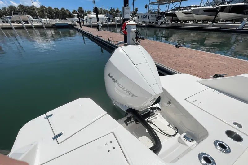 Slide: The Image of Boston Whaler 210 Vantage 2025 - 30