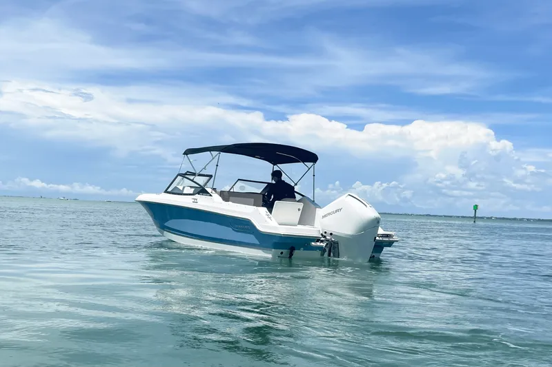 Slide: The Image of Boston Whaler 210 Vantage 2025 - 6