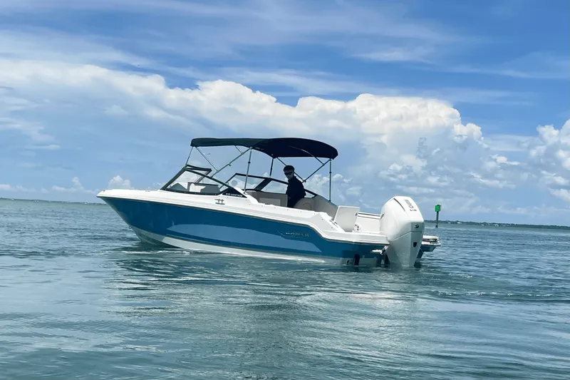 Slide: The Image of Boston Whaler 210 Vantage 2025 - 7