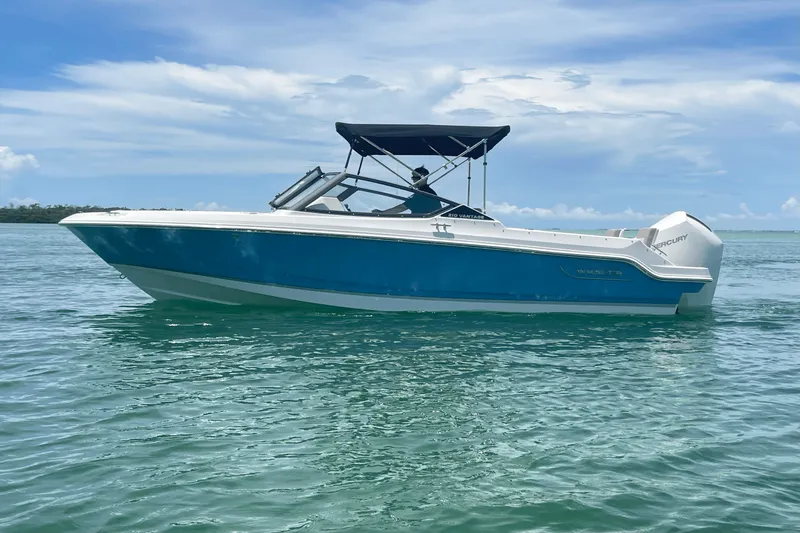 Slide: The Image of Boston Whaler 210 Vantage 2025 - 8