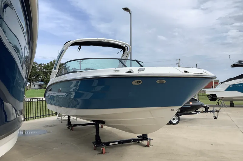 Slide: The Image of Sea Ray 250 SDX 2025 - 1