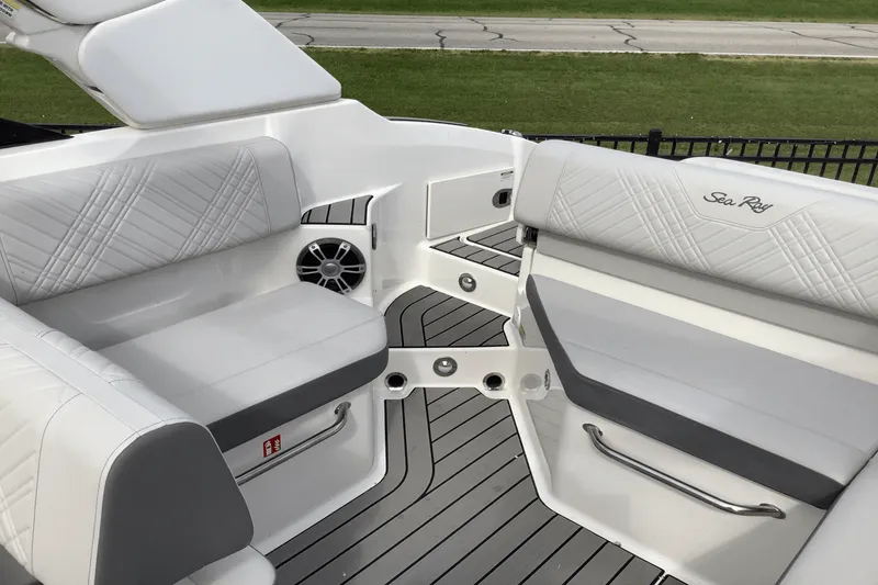 Slide: The Image of Sea Ray 250 SDX 2025 - 10