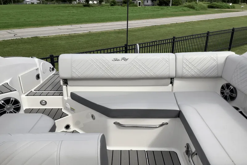 Slide: The Image of Sea Ray 250 SDX 2025 - 11