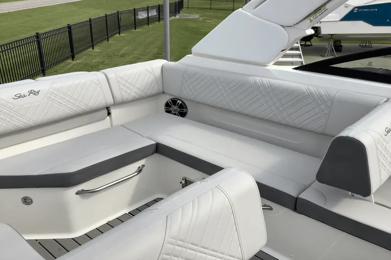 Slide: The Image of Sea Ray 250 SDX 2025 - 12