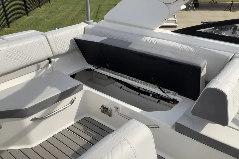 Slide: The Image of Sea Ray 250 SDX 2025 - 14