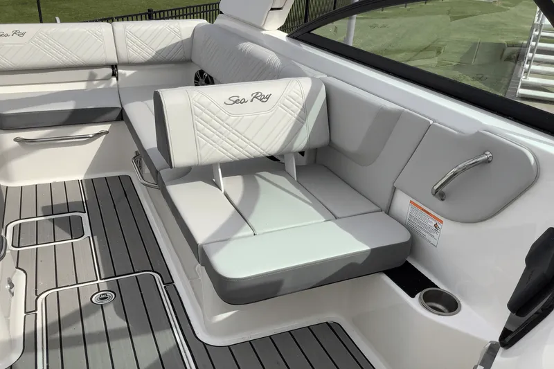 Slide: The Image of Sea Ray 250 SDX 2025 - 15