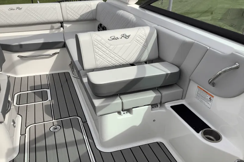 Slide: The Image of Sea Ray 250 SDX 2025 - 16