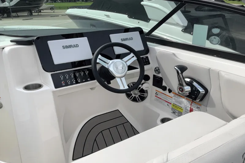 Slide: The Image of Sea Ray 250 SDX 2025 - 19