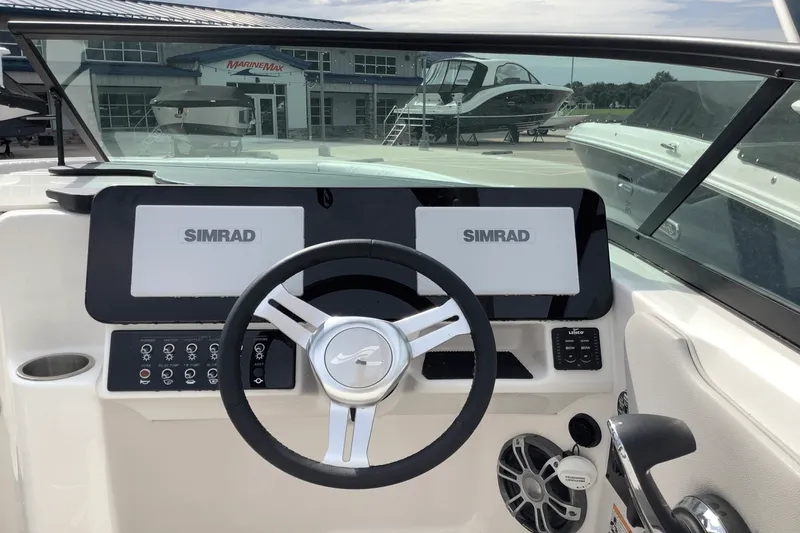 Slide: The Image of Sea Ray 250 SDX 2025 - 20