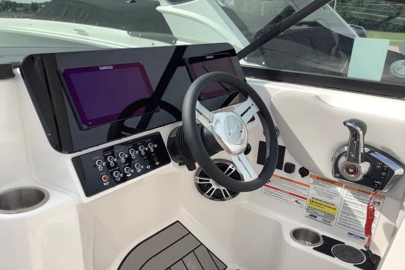 Slide: The Image of Sea Ray 250 SDX 2025 - 21