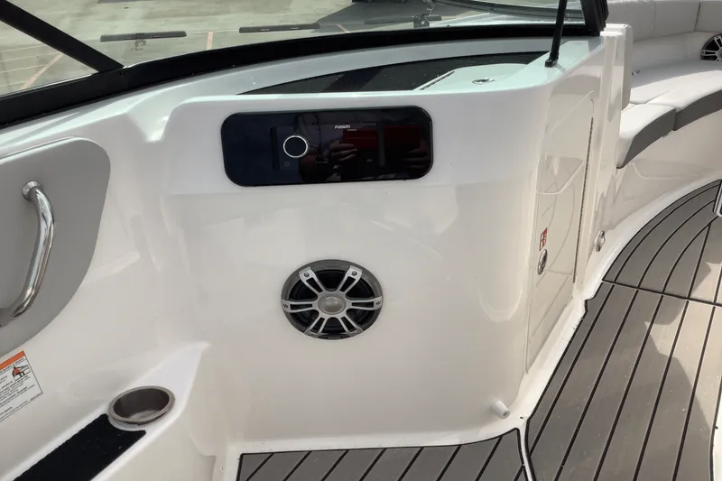 Slide: The Image of Sea Ray 250 SDX 2025 - 23