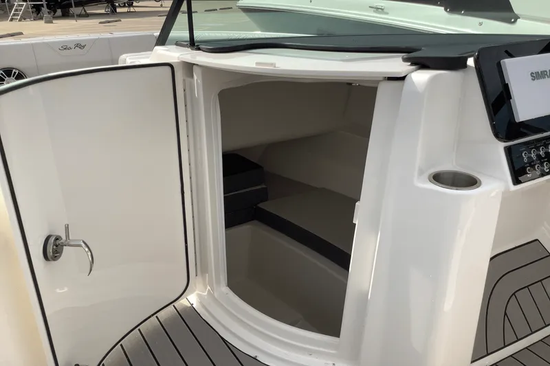 Slide: The Image of Sea Ray 250 SDX 2025 - 24