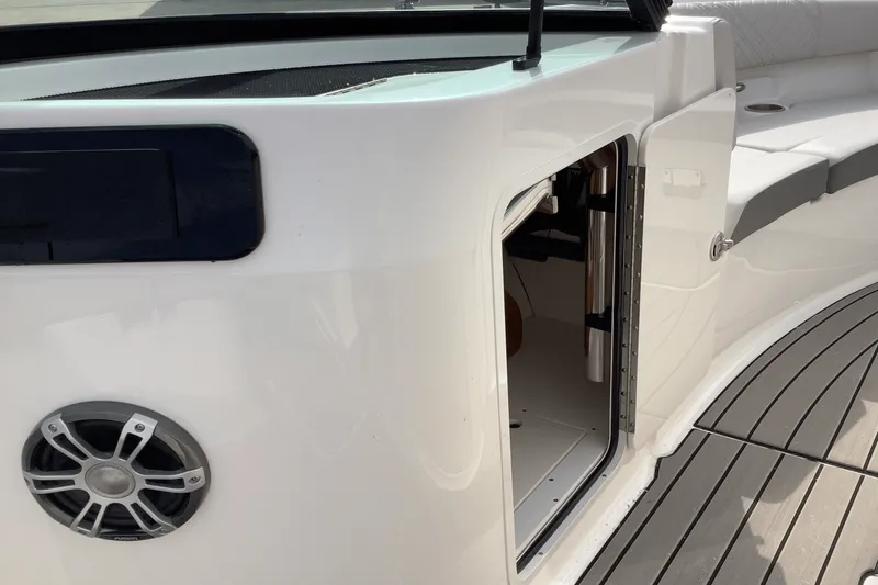 Slide: The Image of Sea Ray 250 SDX 2025 - 26