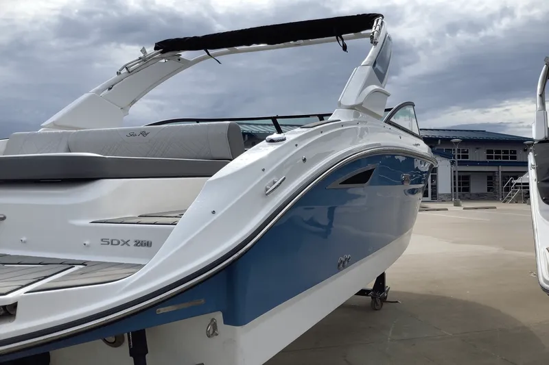 Slide: The Image of Sea Ray 250 SDX 2025 - 3
