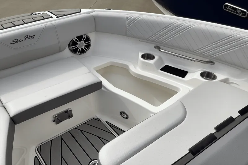 Slide: The Image of Sea Ray 250 SDX 2025 - 30