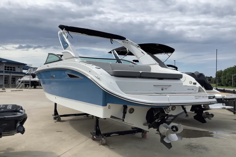 Slide: The Image of Sea Ray 250 SDX 2025 - 4