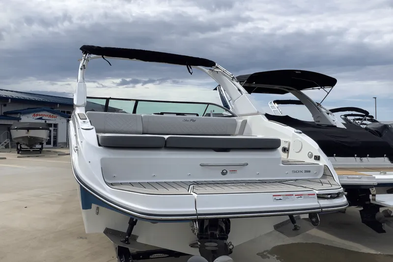 Slide: The Image of Sea Ray 250 SDX 2025 - 5